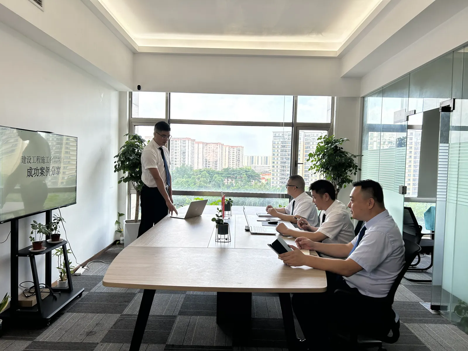 Guangdong Yesi lawyers reviewing a matter in a team meeting