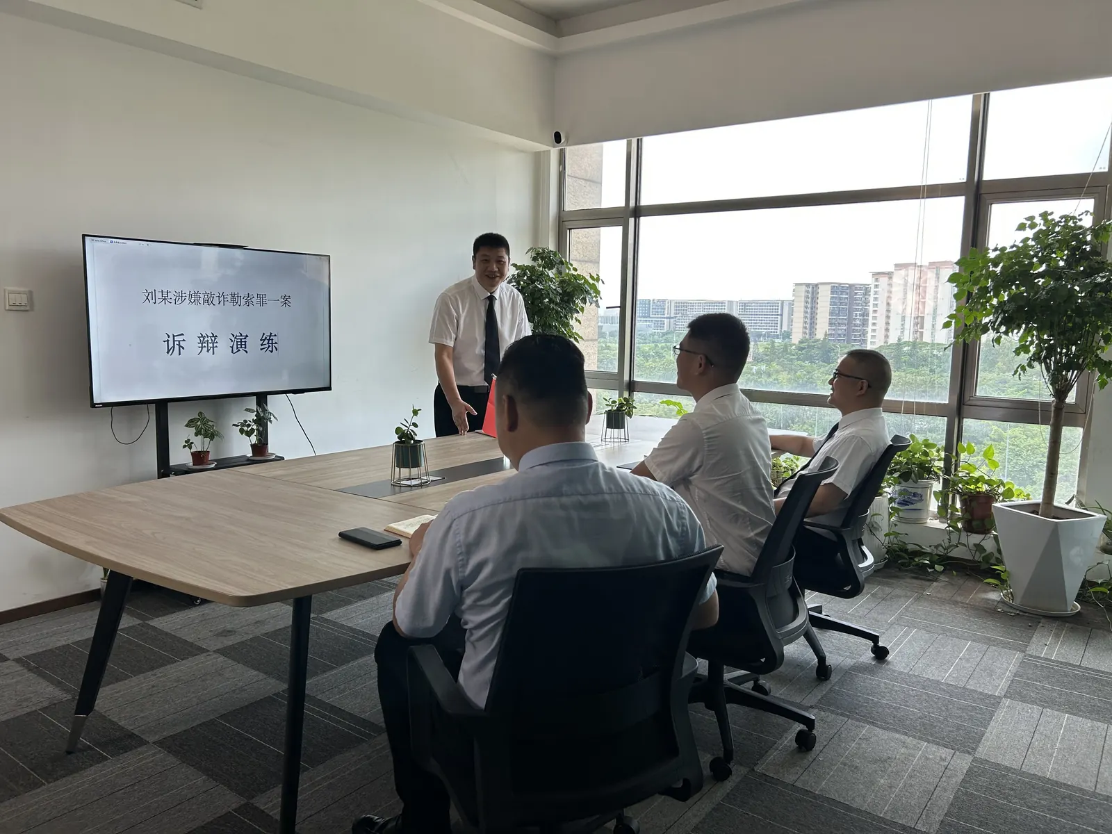 Guangdong Yesi Law Firm team in a training discussion